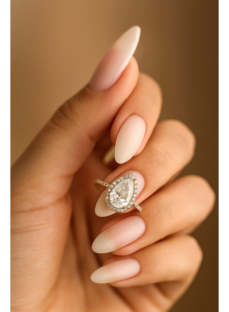 ثري دايموندز خاتم دهبي بتصميم دمعة – فص زيركون كبير محاط بفصوص لامعة، لمسة فخامة وأناقة تبهر - Image 4