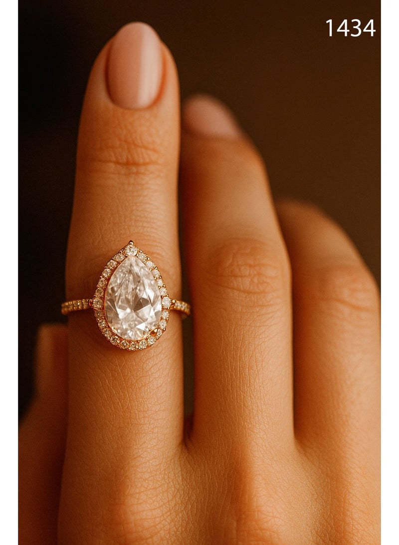 ثري دايموندز خاتم دهبي بتصميم دمعة – فص زيركون كبير محاط بفصوص لامعة، لمسة فخامة وأناقة تبهر - Image 1