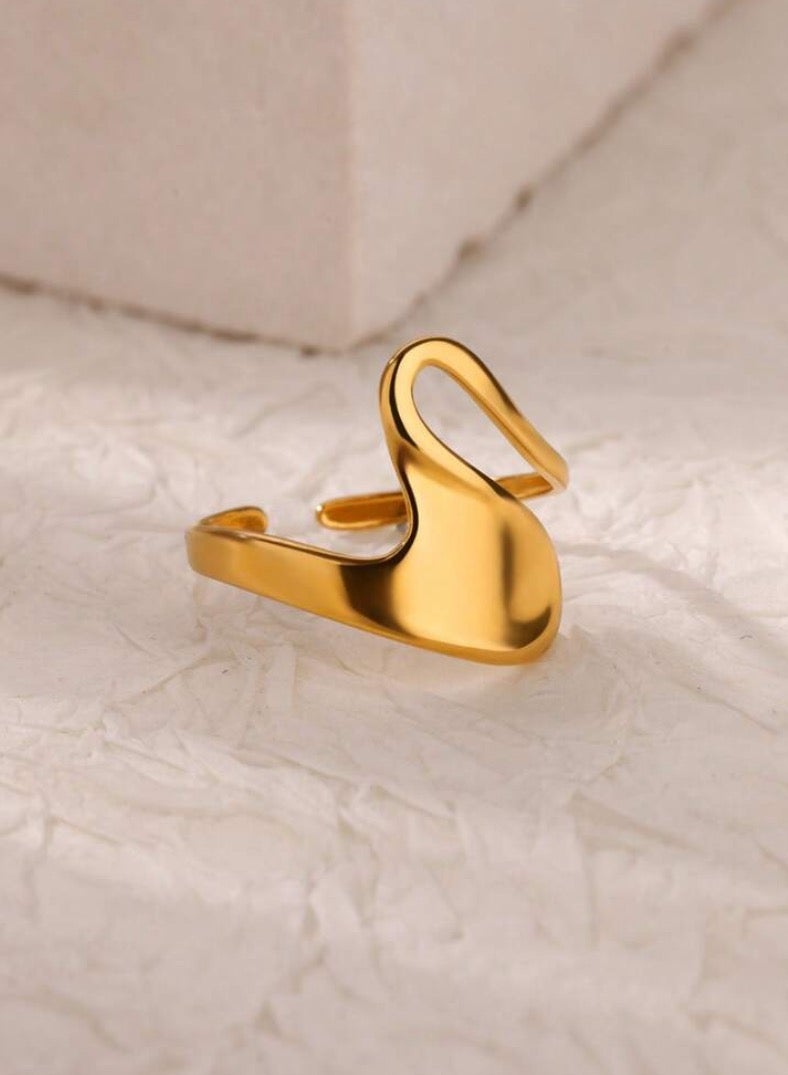 إيكوال خاتم نسائي من الاستانلس ستيل مطلي باللون الذهبي بمقاس موحد - Image 2