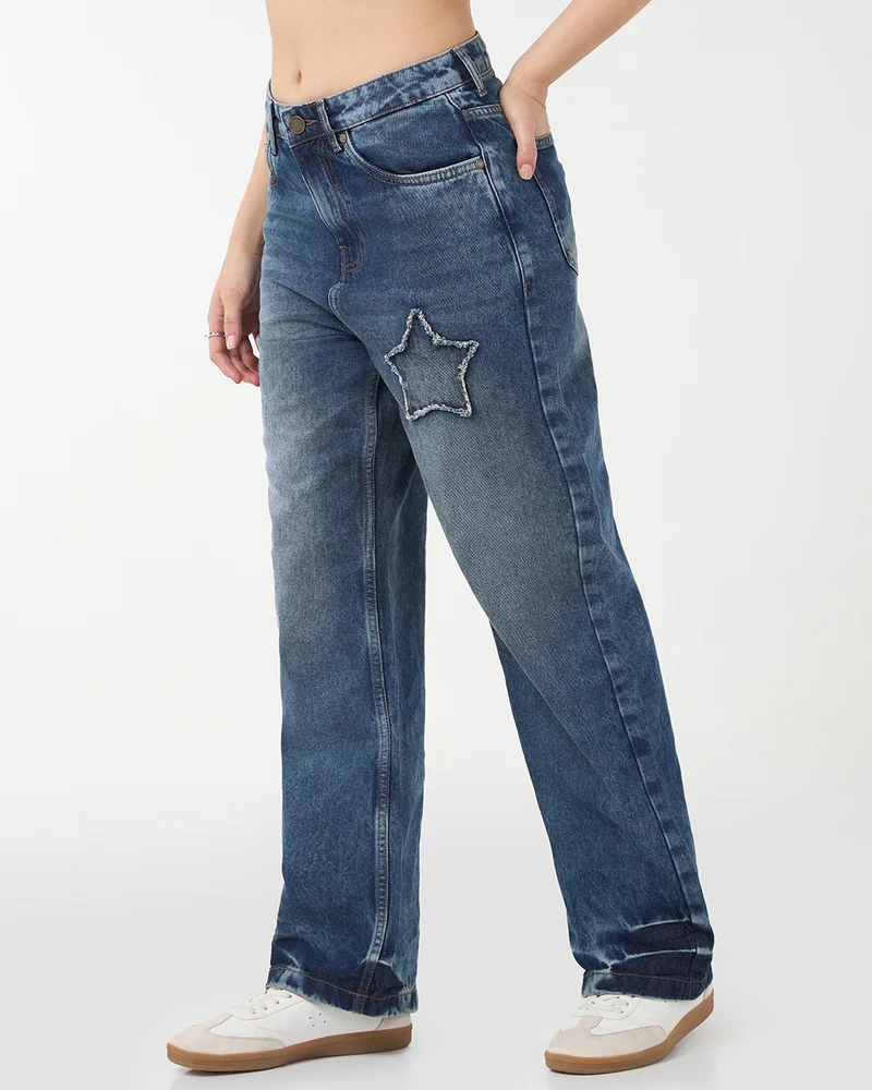 bewakoof Women's Blue Washed Straight Fit Distressed Jeans