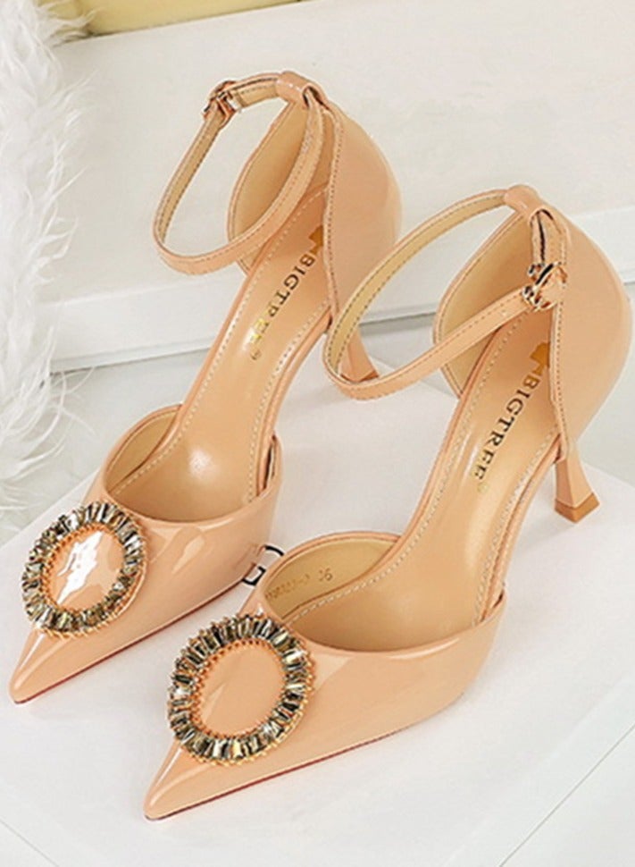 بيج تري جلد براءة اختراع المرأة مغلق إصبع القدم الكعب العالي مع أحزمة الكاحل المضخات البيج 8 سم - Image 1