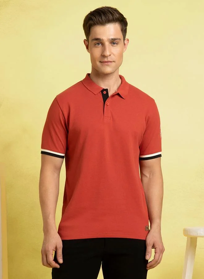 دينيس لينغو تيشيرت رجالي بقصة منتظمة بنقشة سادة بلون الصدأ المكثف