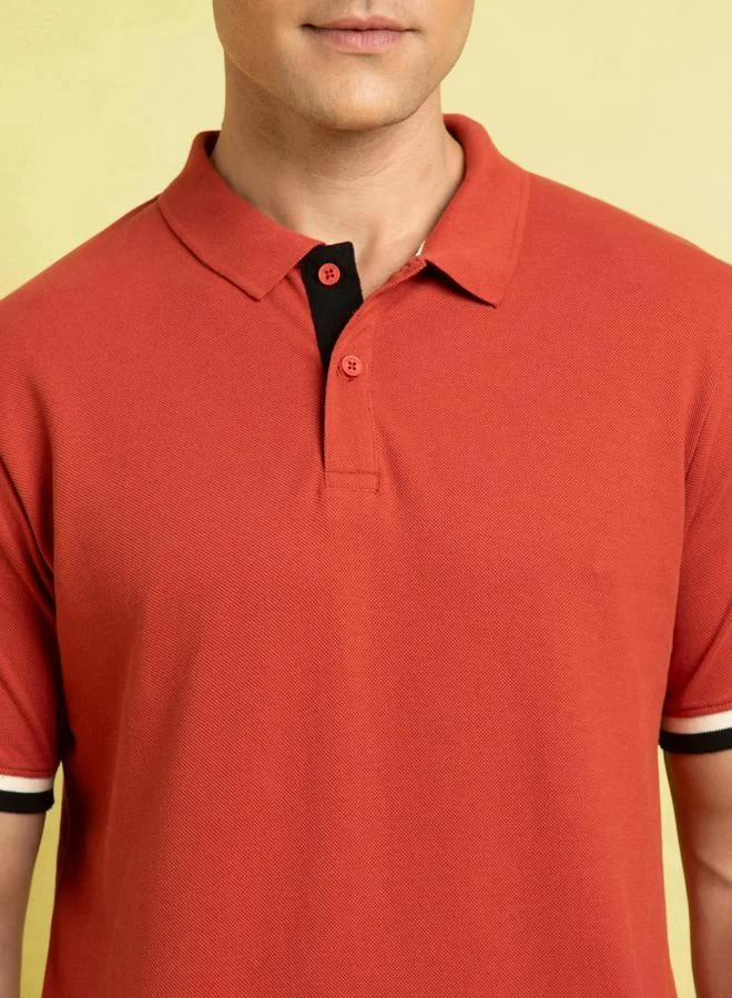 دينيس لينغو تيشيرت رجالي بقصة منتظمة بنقشة سادة بلون الصدأ المكثف