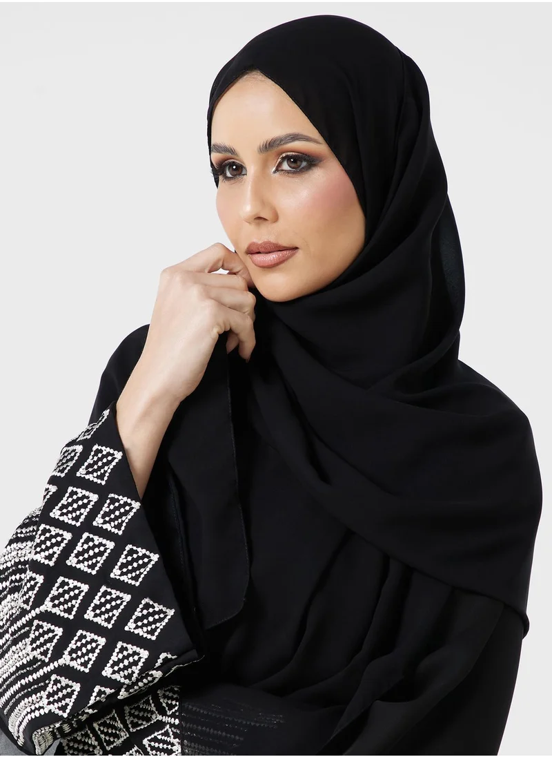hayas closet Embroidered V-Neck Abaya