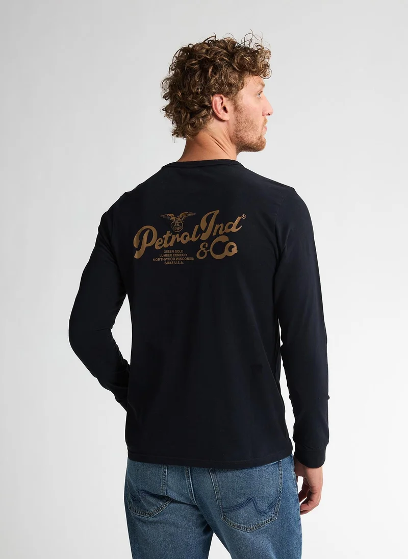 بترول اندستريز تيشيرت رجالي بأكمام طويلة وطبعة كلاسيكية