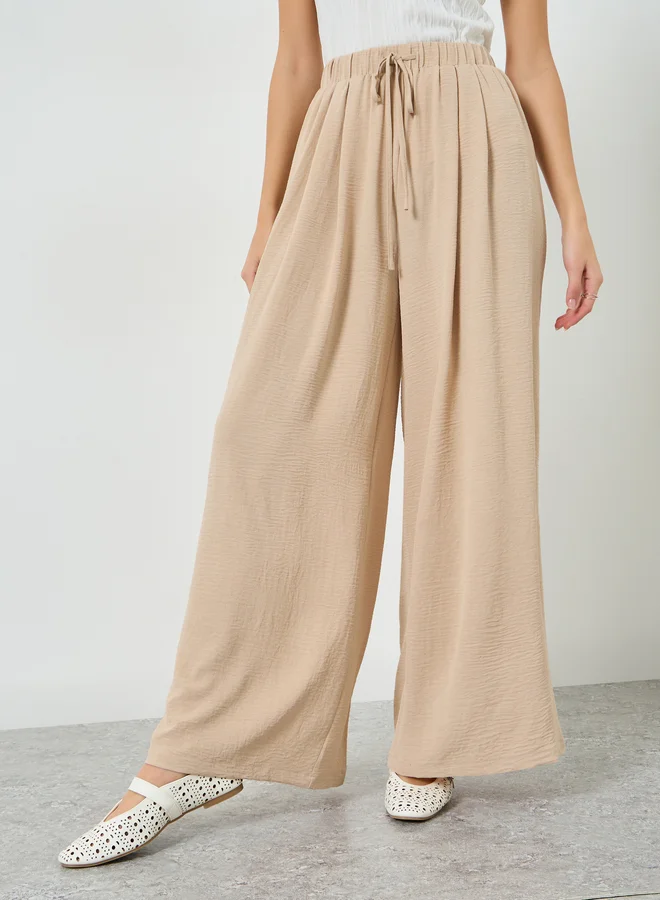 تايك تو بنطال بأرجل واسعة وبكسرات