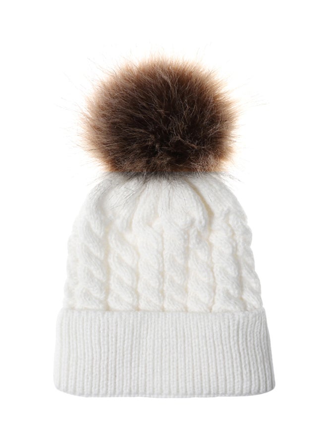 قبعة شتوية محبوكة من الصوف مزينة بكرة أبيض/بني - Image 1