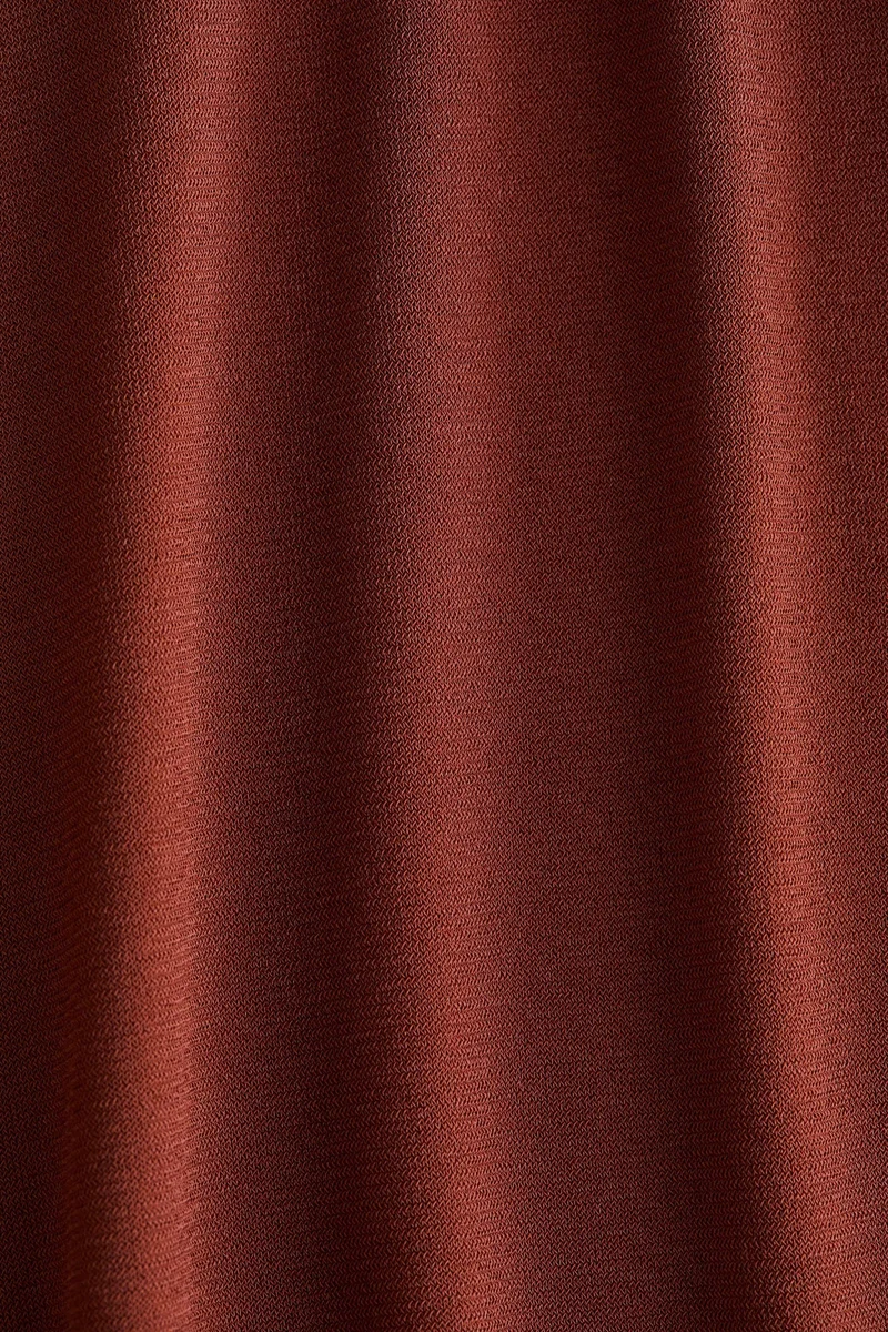 اتش اند ام بنطلون من نسيج ناعم منسدل