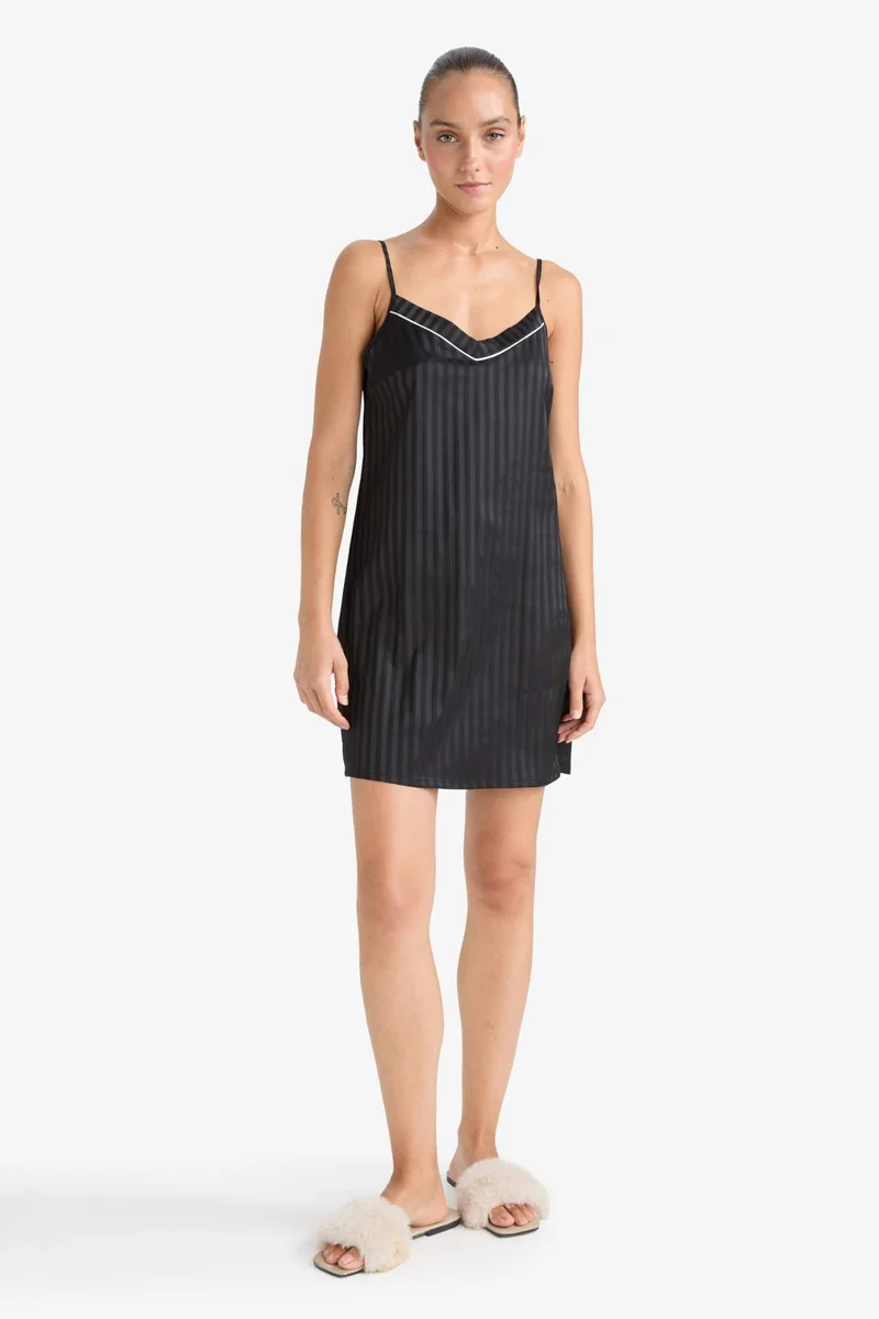 ديفاكتو Fall in Love Regular Fit V-Neck Satin Strappy Dress
