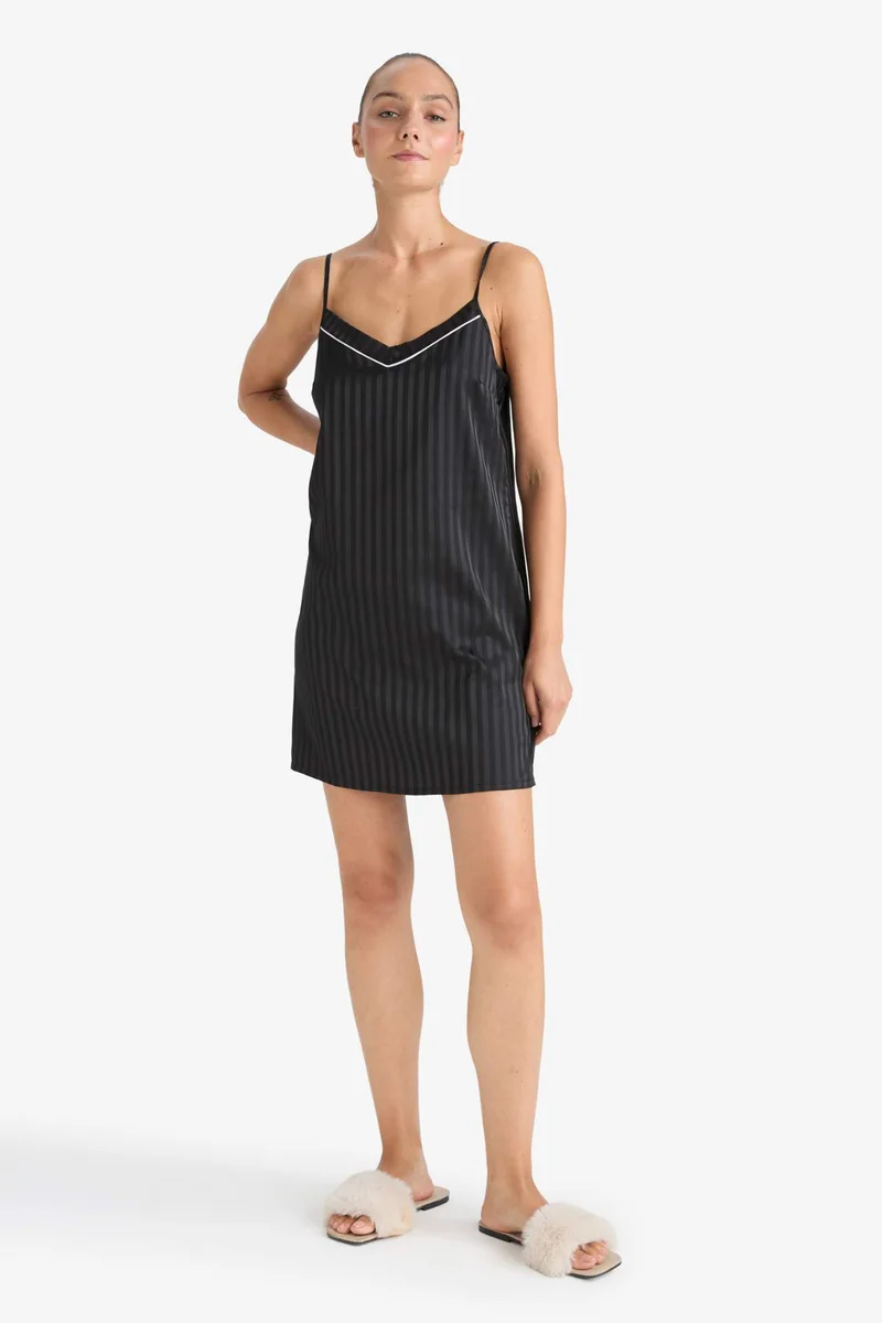 ديفاكتو Fall in Love Regular Fit V-Neck Satin Strappy Dress