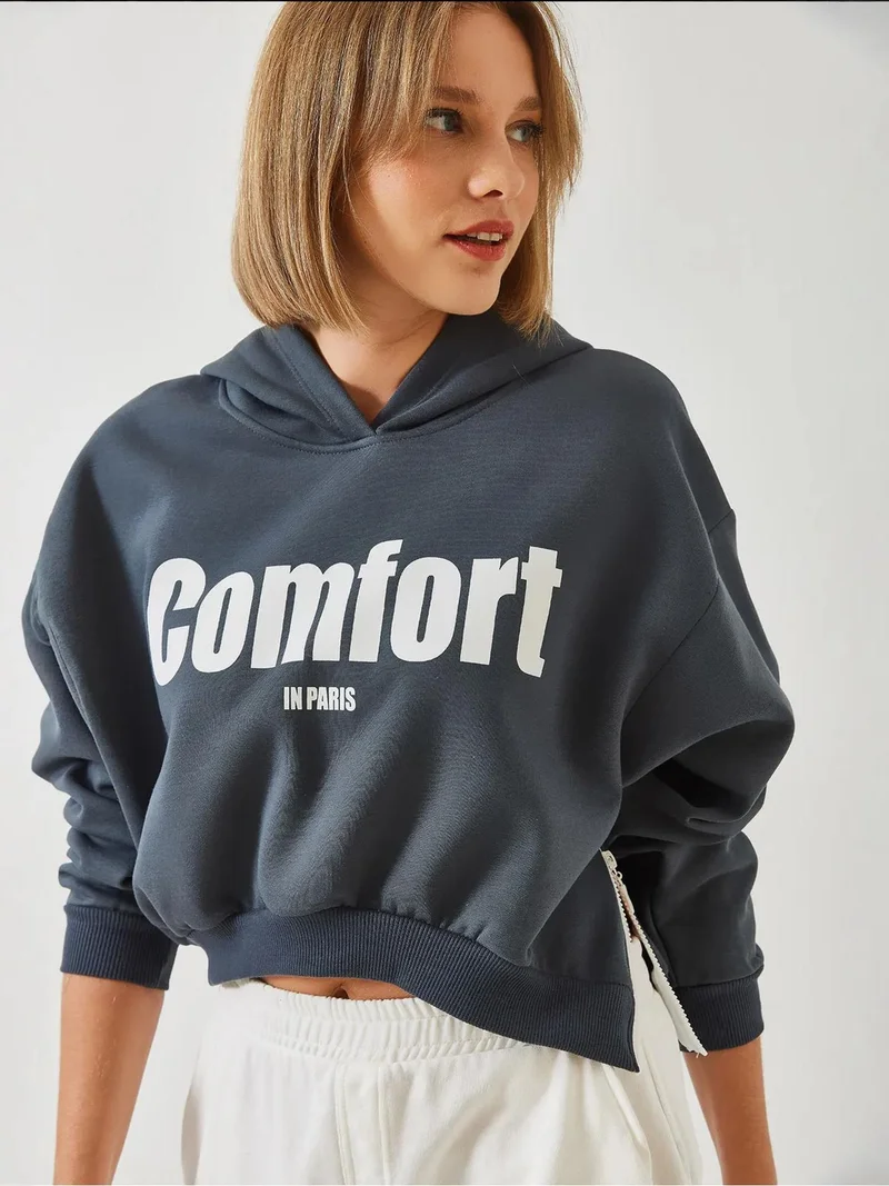 بيانكو لوتشي سويت شيرت قصير واسع بغطاء رأس من لوتشي مع بوم بوم