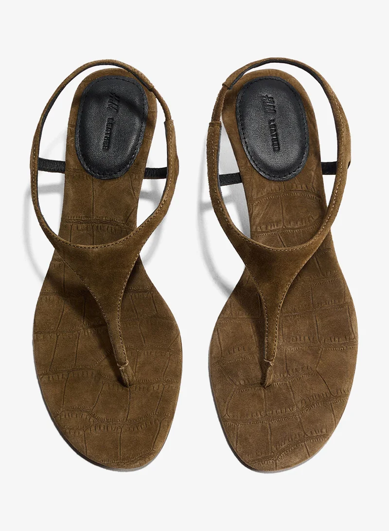 اتش اند ام صندل بكعب من الجلد السويدي