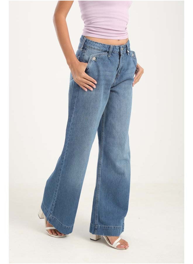 Jeans With Button Closure Pockets