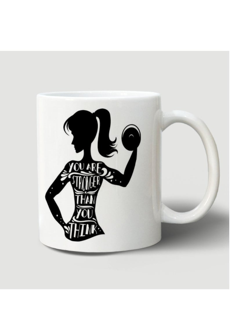 حكاية شمعة مج من السيراميك بطبعة تصميم "رياضة الجيم" بلون أبيض - Image 2