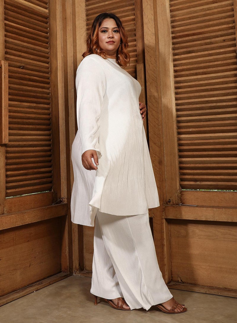 انستافاب بلس طقم كورتا نسائي أبيض مطوي مقاس بلس للملابس الكاجوال - Image 3