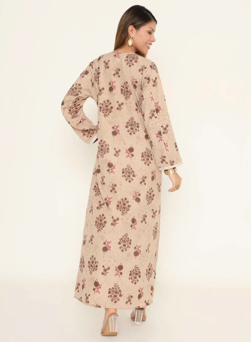 هانا آند سارا جلابية عربية مطبوعة بالورود باللون البيج السماوي مع خط عنق مطرز