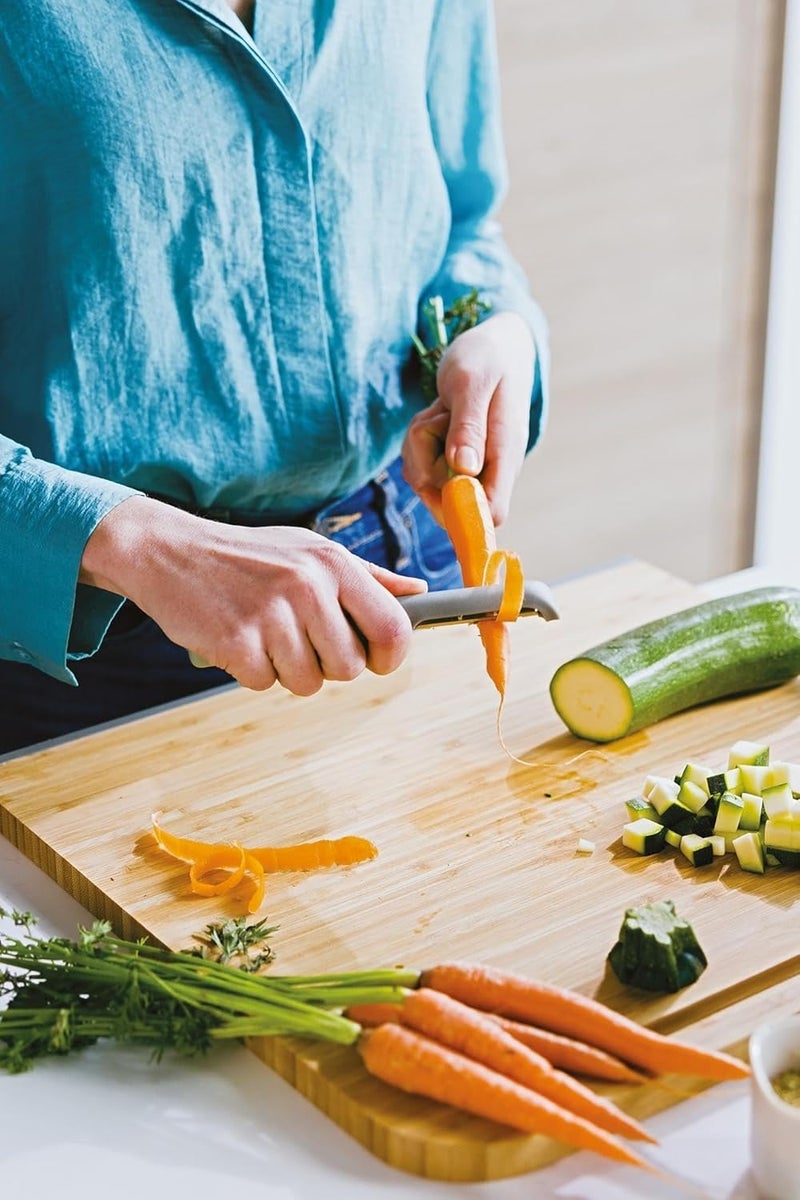 BergHOFF Balance Straight Peeler 6.75" x 0.75", Stainless Steel Sharp Blade, Soft-touch Recycled Material Handle, Remove Skin of Fruits, Vegetables - Image 2