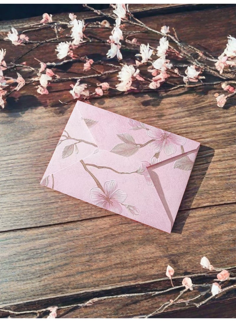 30pcs high-end vintage floral envelopes (pink) is decorated with embossed gold foil. The floral pattern features a 3D textured design and is perfect for weddings, Christmas, anniversaries, birthdays, New Year's Day, Valentine's Day, and other occasions, as well as everyday use. Made of high-quality paper, they're suitable for everyone. (Due to paper cutting, the placement of the flowers may be random.) - Image 1