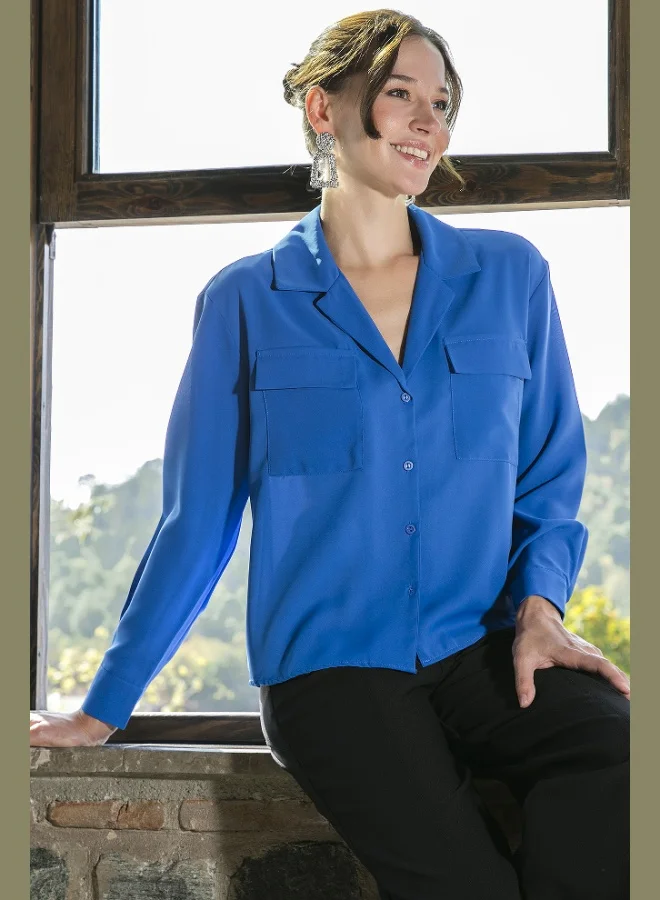 ليلا قميص نسائي بياقة على شكل حرف  وجيبين مزدوجين بقصة عادية