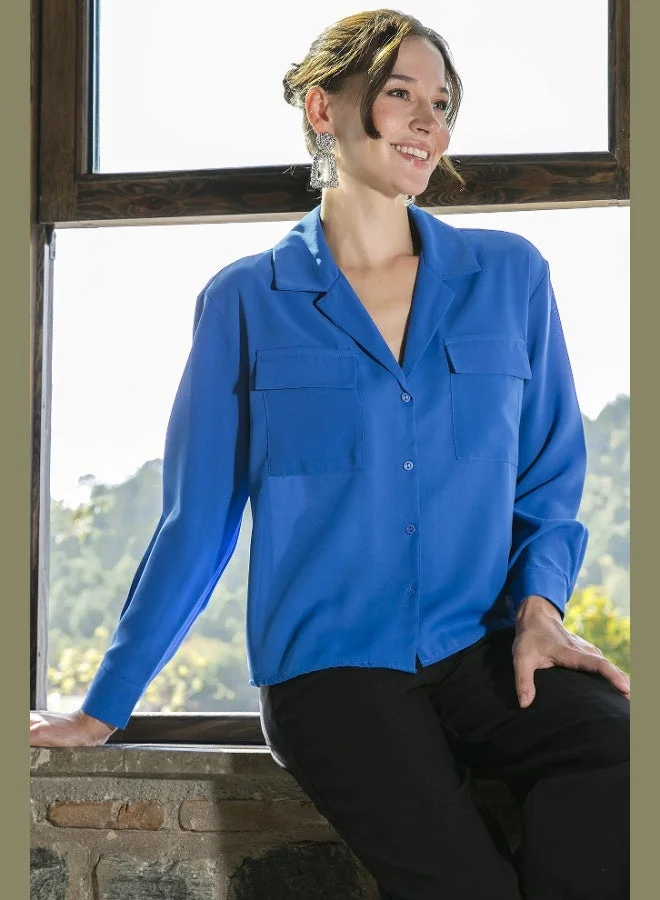 ليلا قميص نسائي بياقة على شكل حرف  وجيبين مزدوجين بقصة عادية