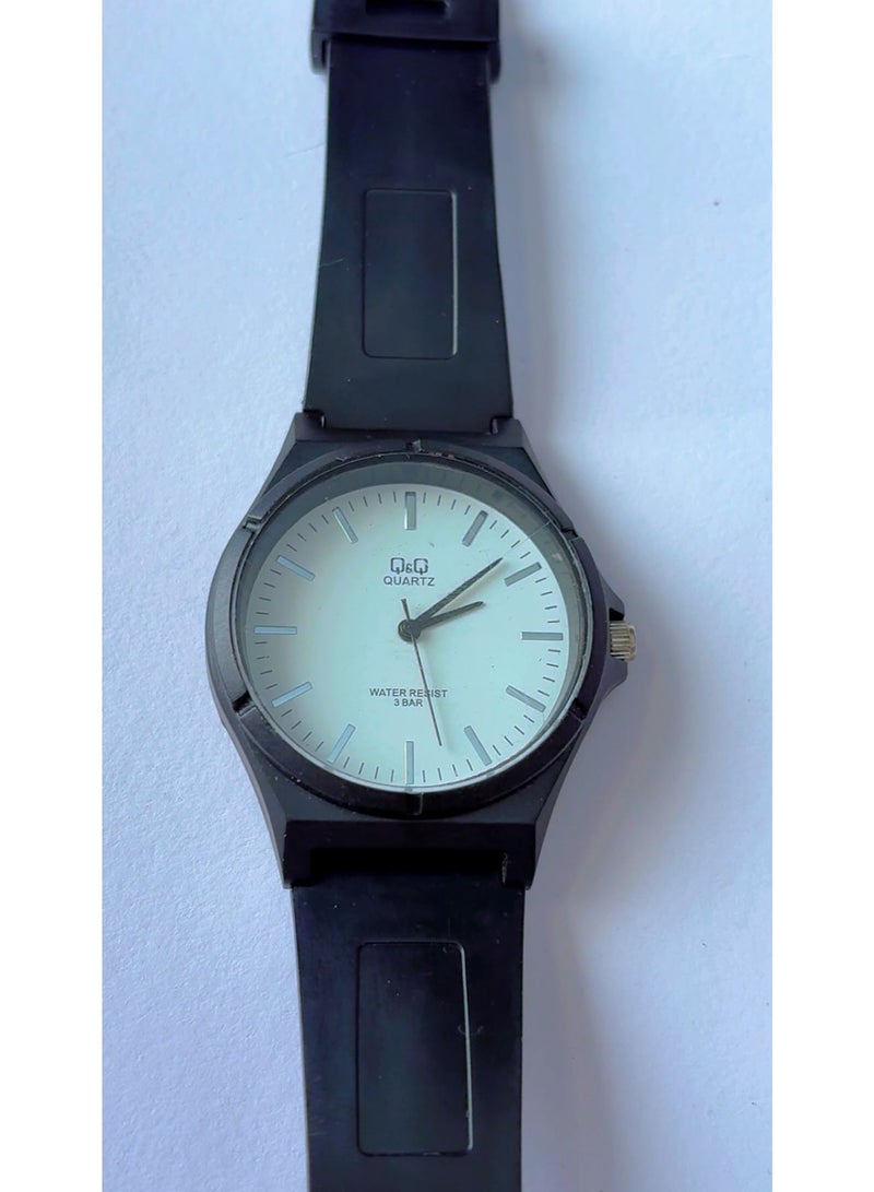 Q&Q Quartz Analog Casual Watch for Men - White Dial with Matte Black Case and Durable Resin Strap, 10 Bar Water Resistant, Pre-Owned - Looks Like Brand New Condition - Image 5