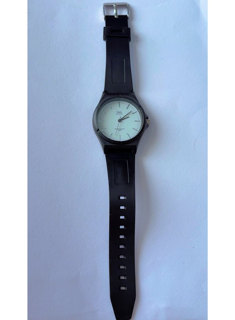 Q&Q Quartz Analog Casual Watch for Men - White Dial with Matte Black Case and Durable Resin Strap, 10 Bar Water Resistant, Pre-Owned - Looks Like Brand New Condition - Image 3