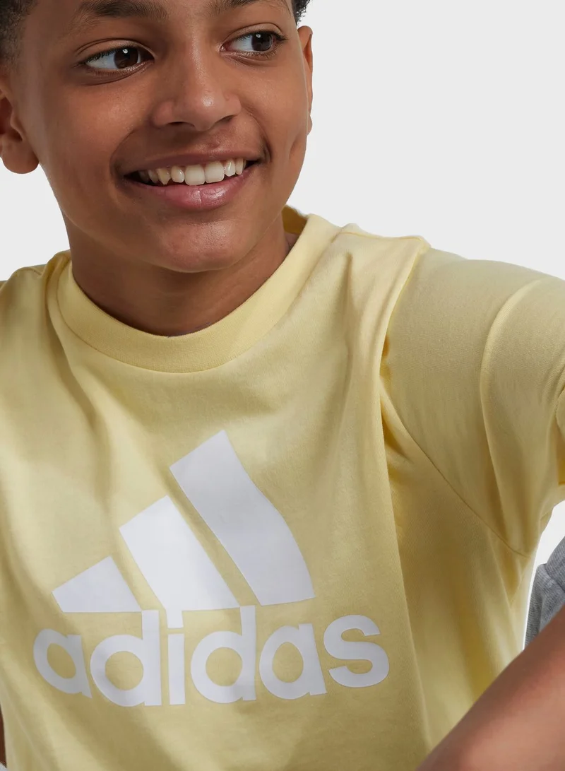 adidas تيشيرت شبابي مزين بشعار كبير للماركة