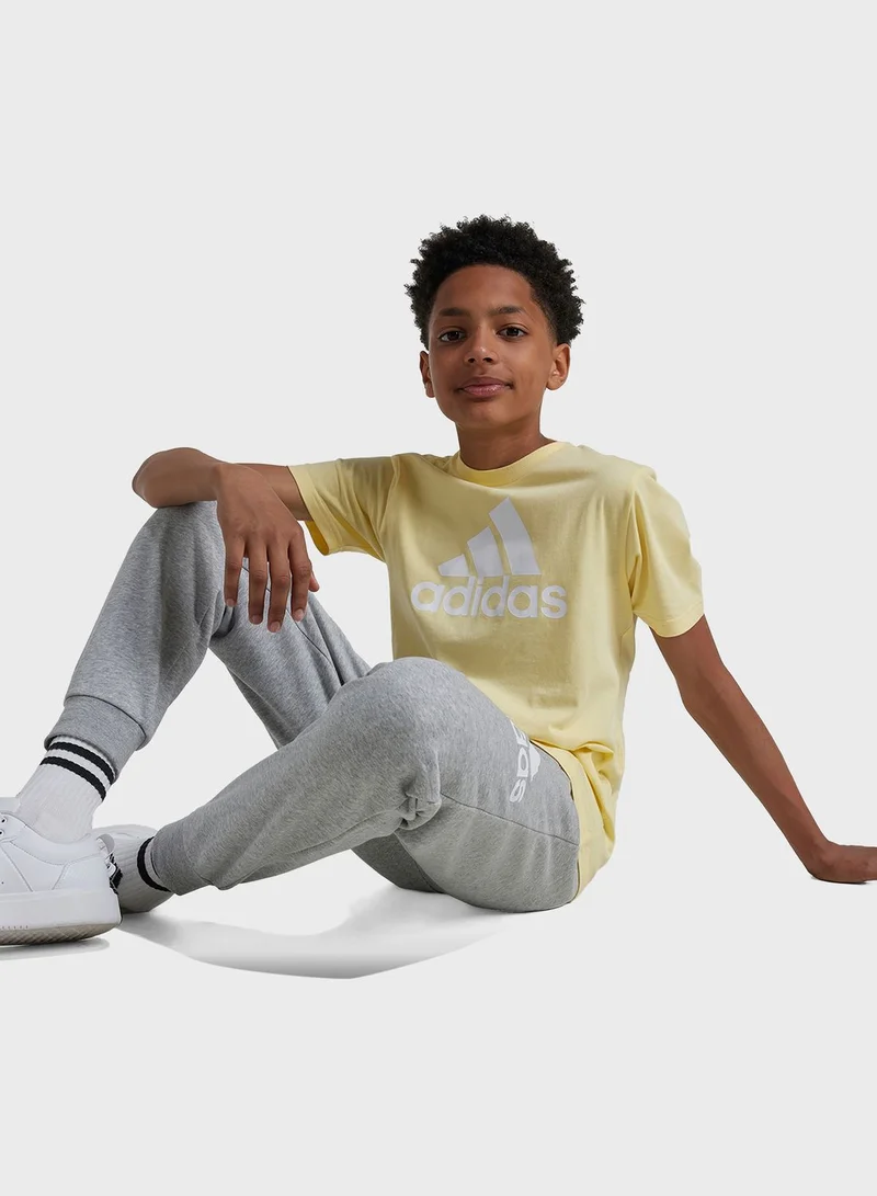 adidas تيشيرت شبابي مزين بشعار كبير للماركة