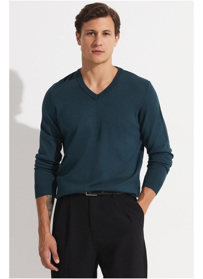 June Men V-Neck Knitwear Sweater Dark Green - https://f.nooncdn.com/p/pzsku/Z6A149DFEAF95F874C620Z/45/_/1728481178/e502cde4-991d-4fd3-a89f-e3c779d2b868.jpg?format=jpg&width=original