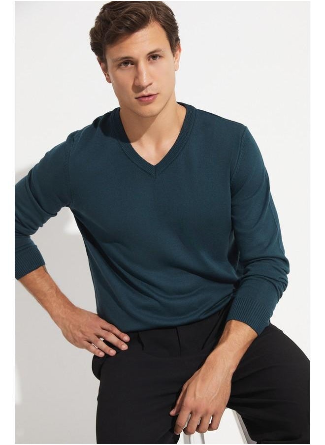 June Men V-Neck Knitwear Sweater Dark Green - https://f.nooncdn.com/p/pzsku/Z6A149DFEAF95F874C620Z/45/_/1728481179/d2513221-0eaa-42e3-8972-931896ec4802.jpg?format=jpg&width=original
