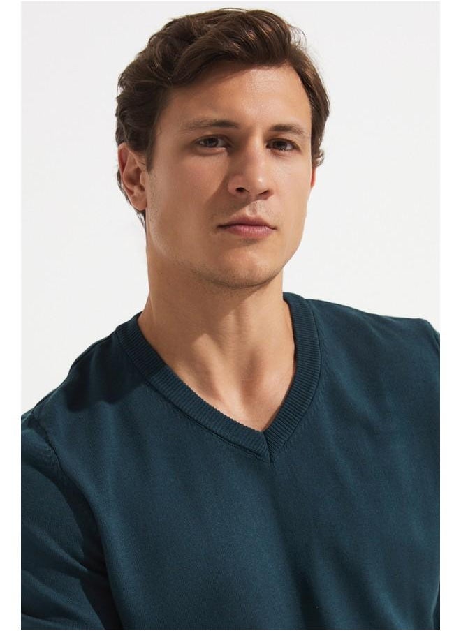 June Men V-Neck Knitwear Sweater Dark Green - https://f.nooncdn.com/p/pzsku/Z6A149DFEAF95F874C620Z/45/_/1728481181/06802201-ec37-4b62-9cb8-b037db24a71d.jpg?format=jpg&width=original