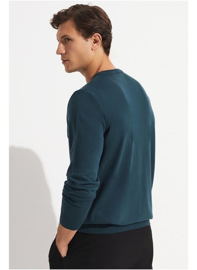 June Men V-Neck Knitwear Sweater Dark Green - https://f.nooncdn.com/p/pzsku/Z6A149DFEAF95F874C620Z/45/_/1728481185/dbca4d2d-a08c-4349-be98-7f734288eb87.jpg?format=jpg&width=original