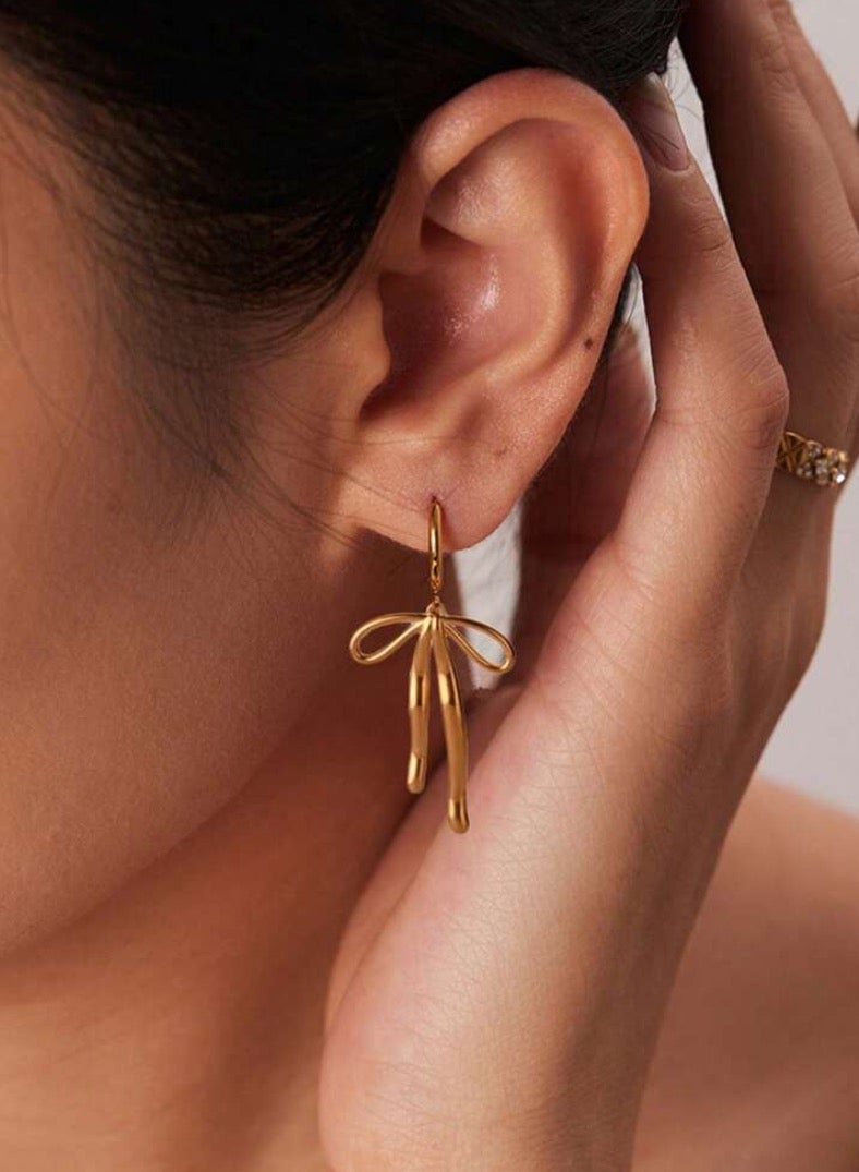 إيكوال حلق اذن نسائي من الاستانلس ستيل أنيق وعالي الجودة باللون الذهبي - Image 2