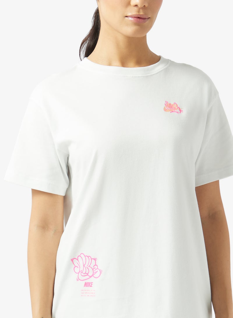Nike Classic Boyfriend Graphic T-Shirt - Image 3