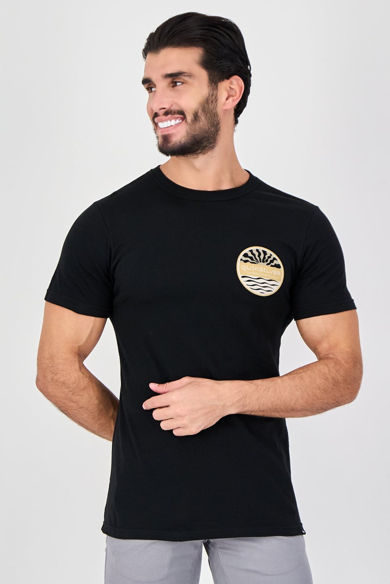 QUIKSILVER تي شيرت رجالي بأكمام قصيرة وياقة دائرية بشعار العلامة التجارية، أسود - Image 1