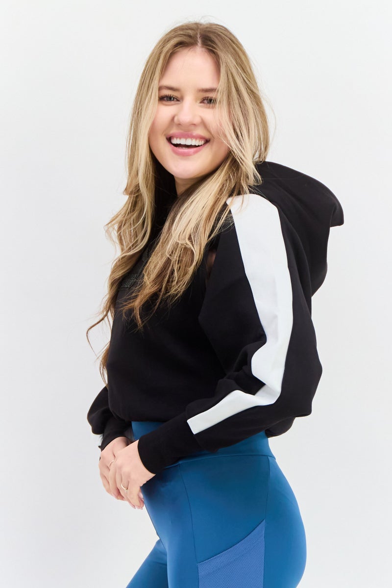 PUMA بدلة رياضية نسائية بأكمام طويلة مناسبة للخارج مع غطاء رأس، سوداء - Image 2