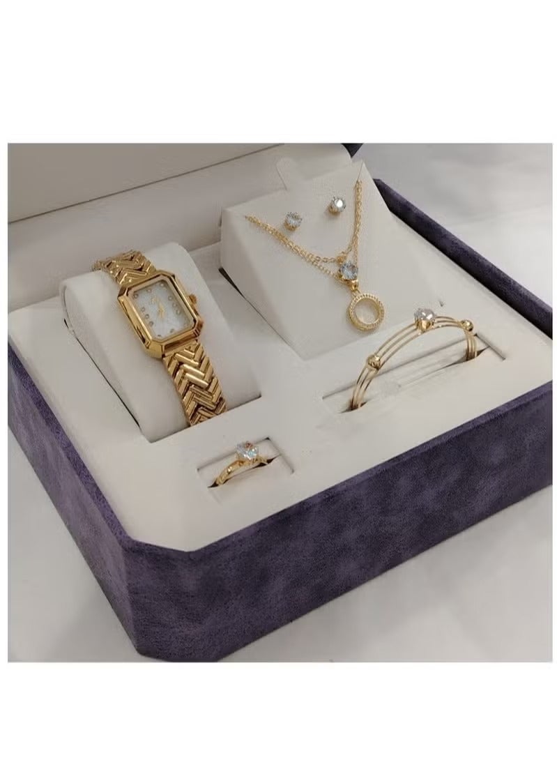 Women's watch with a bracelet and a ring made of zircon