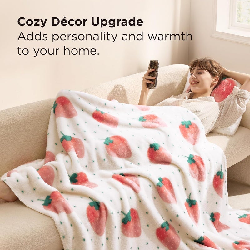 Bedsure بطانية زينة فراولة لطيفة باللون الوردي للأطفال - بطانية فleece ناعمة لتزيين المنزل للفتيات والنساء والمراهقين كهدية عيد ميلاد، بطانيات بنمط فواكه مريحة، 50x60 - Image 2