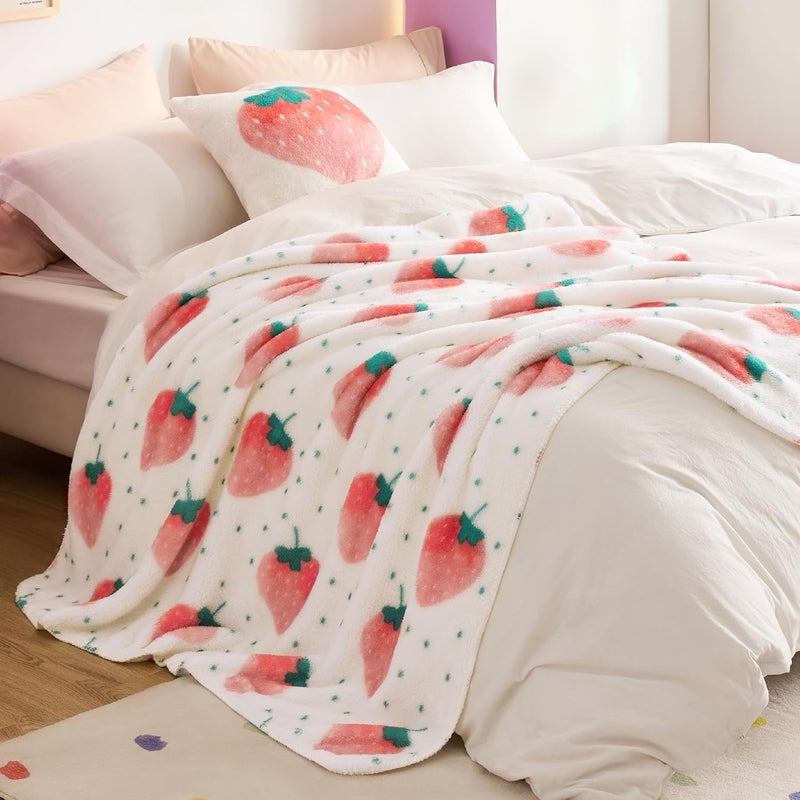 Bedsure بطانية زينة فراولة لطيفة باللون الوردي للأطفال - بطانية فleece ناعمة لتزيين المنزل للفتيات والنساء والمراهقين كهدية عيد ميلاد، بطانيات بنمط فواكه مريحة، 50x60 - Image 4