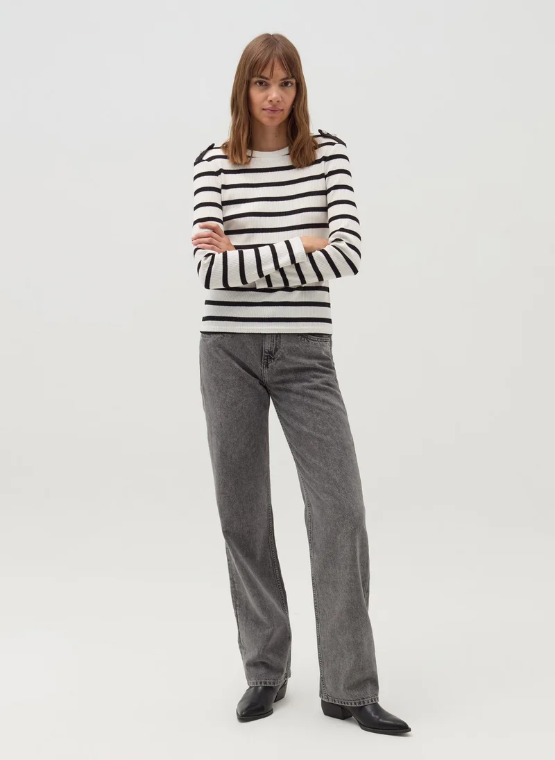 او في اس تيشيرت بأكمام طويلة وأزرار مجوهرات