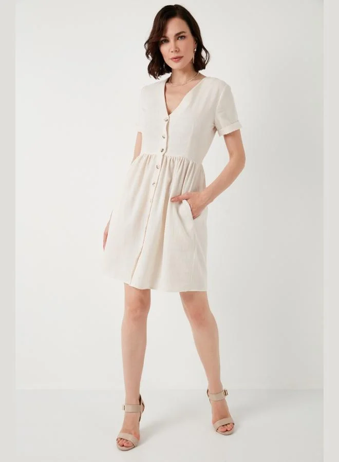 ليلا فستان نسائي قصير الأكمام بياقة على شكل  وأزرار أمامية من ليلا