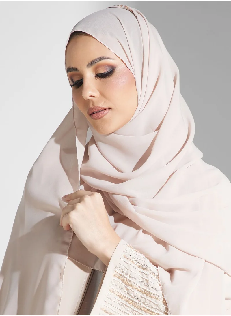 هيا كلوزيت عباية مطرزة بفتحة رقبة على شكل V