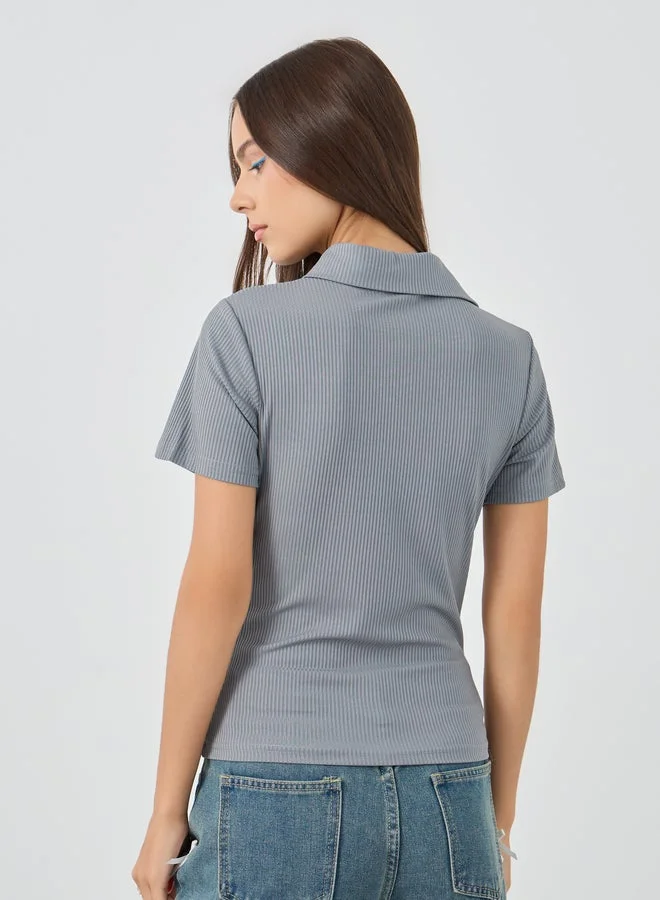 تايك تو توب بولو قصير بأكمام قصيرة بنقشة مميزة