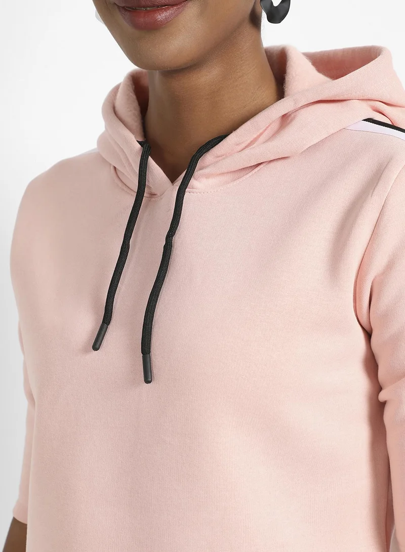 Campus Sutra Women's Pink Crop Hoodie With Striped Sleeve | نساء | طوق بغطاء رأس | أكمام نصفية | نقش سادة | كاجوال ويومي | سويتشيرت