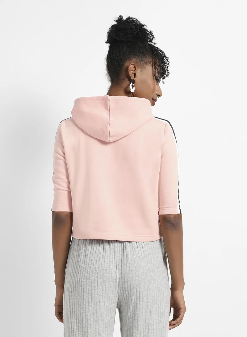 Campus Sutra Women's Pink Crop Hoodie With Striped Sleeve | نساء | طوق بغطاء رأس | أكمام نصفية | نقش سادة | كاجوال ويومي | سويتشيرت