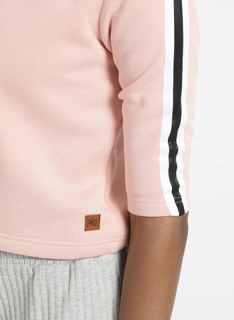 Campus Sutra Women's Pink Crop Hoodie With Striped Sleeve | نساء | طوق بغطاء رأس | أكمام نصفية | نقش سادة | كاجوال ويومي | سويتشيرت