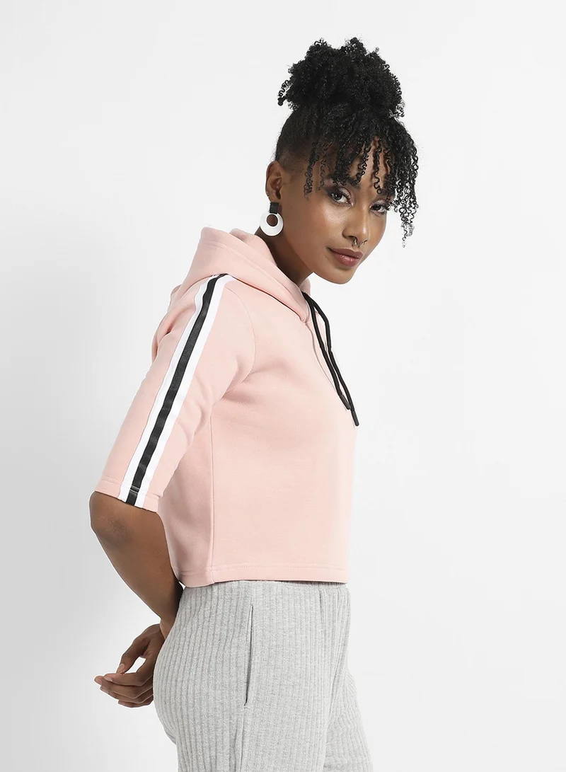 Campus Sutra Women's Pink Crop Hoodie With Striped Sleeve | نساء | طوق بغطاء رأس | أكمام نصفية | نقش سادة | كاجوال ويومي | سويتشيرت