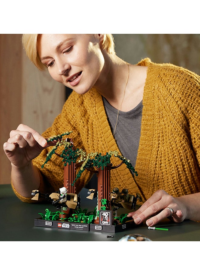LEGO مجموعة بناء إبداعية من حرب النجوم مطاردة دراجة إندور لمنصة العرض للبالغين؛ مشهد مبني من الطوب للعرض؛ فكرة هدية عيد ميلاد ممتعة لمحبيها (608 قطعة) 75353  - Image 2