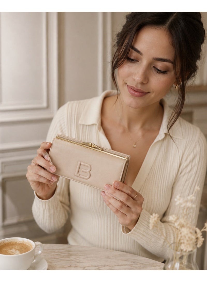 Women's long wallet in beige faux leather with a B design, gold metal clasp, zippered pocket, and multiple card and cash compartments. - Image 3