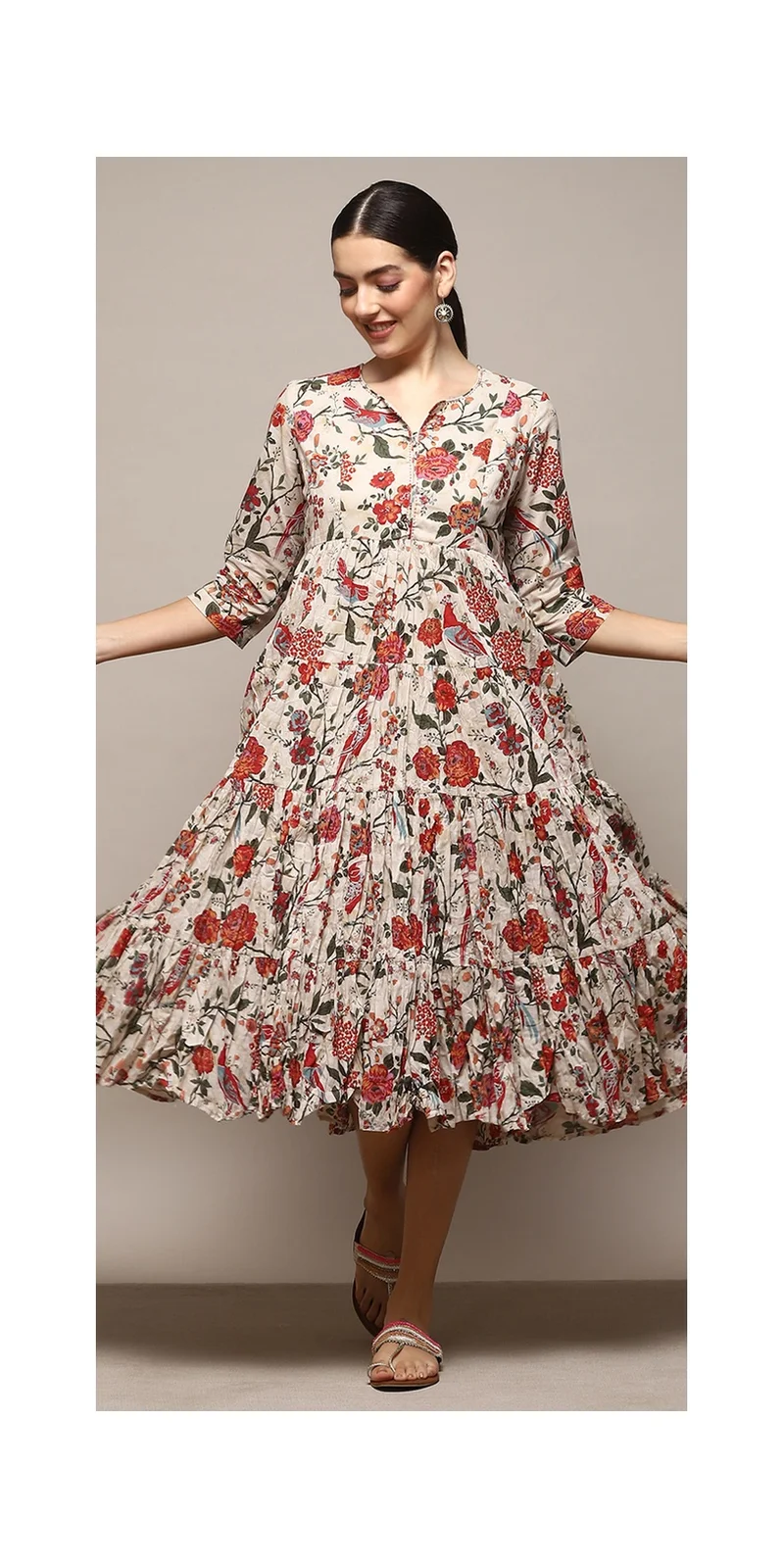 بيبا فستان مطبوع باللون الأبيض الأبيض الفاتح مع طباعة متسعة.